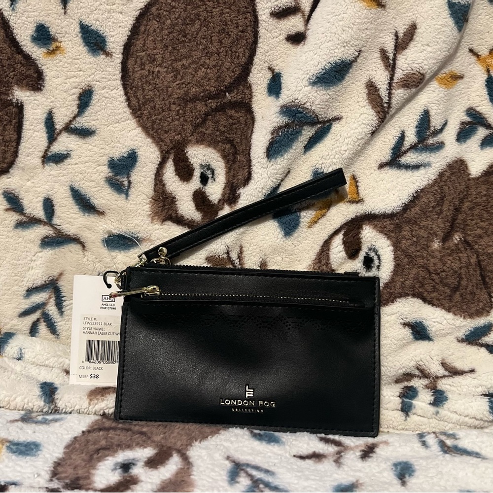 London fog wristlet Brand New with tags attached. Two pockets for optimal use!